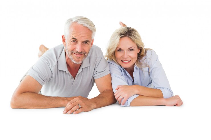 Photo heureux couple allongé souriant à la caméra