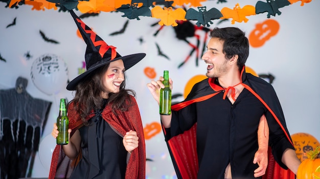 Heureux couple d'amour en costumes lors d'une fête d'Halloween