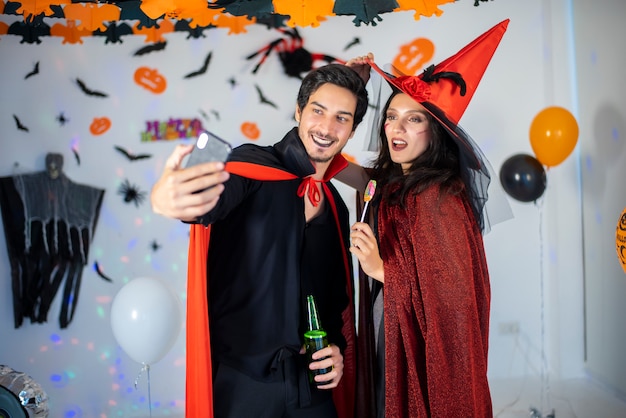 Heureux couple d'amour en costumes et maquillage pour une célébration d'Halloween