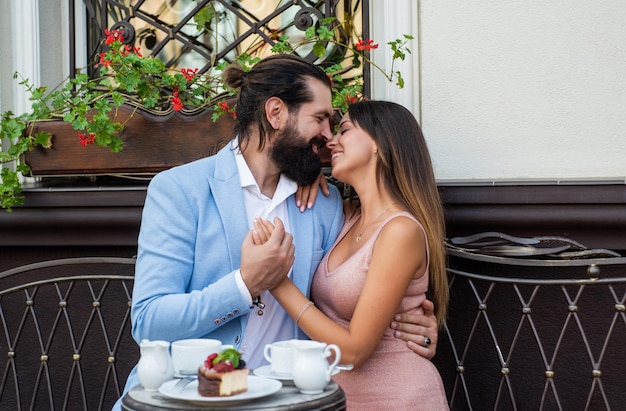 Heureux couple d'amoureux amoureux à l'extérieur dans un café se détendre