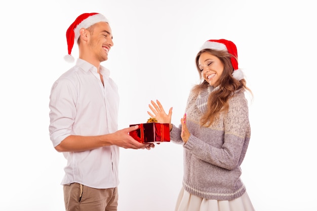 Heureux couple d'amoureux avec des chapeaux de Père Noël