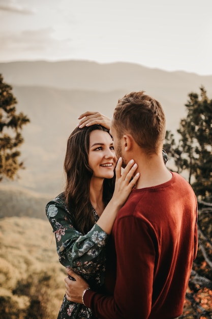 Heureux couple amoureux dans les montagnes