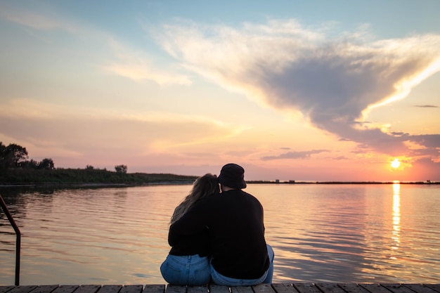 Heureux couple amoureux dans la nature Saint Valentin