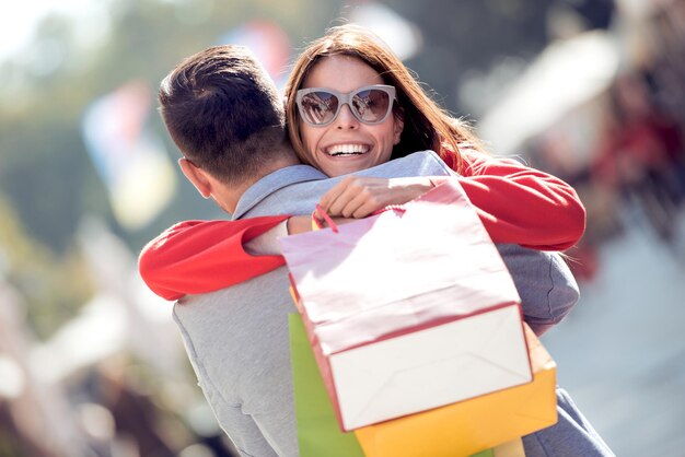 Heureux couple d'amoureux faire du shopping ensemble