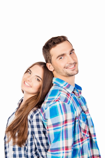 Heureux couple amoureux main dans la main debout dos à dos