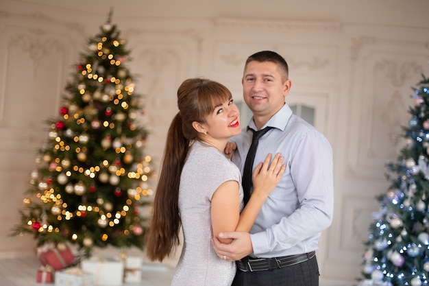 L'heureux couple amoureux passe les vacances de Noël ensemble.