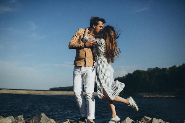 Photo heureux couple d'amoureux sur une plage du lac