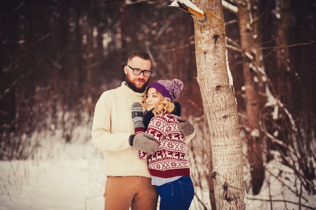 heureux couple amoureux posant