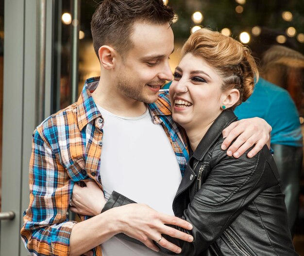 Heureux couple amoureux pour un rendez-vous qui s'embrasse