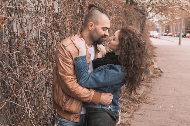 Heureux couple amoureux s'embrasser dans la rue un jour d'hiver