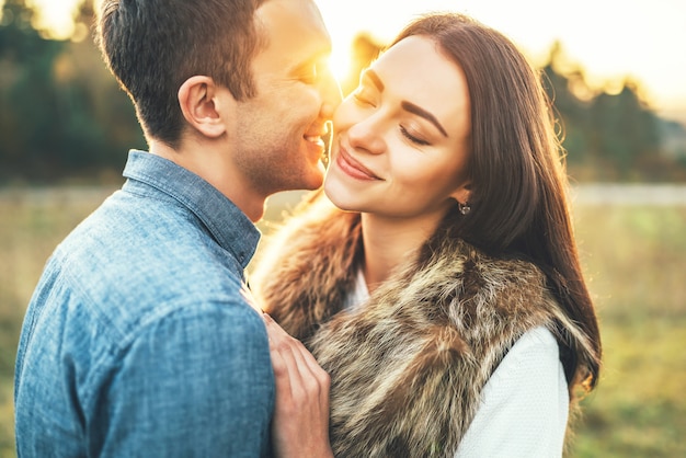 Heureux couple amoureux se détendre sur le terrain.