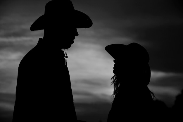 Heureux couple amoureux silhouette de cow-boys