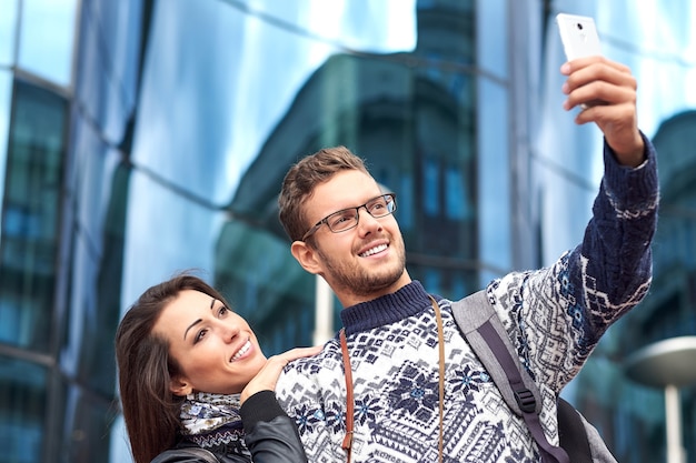 Heureux couple amoureux de touristes prenant selfie