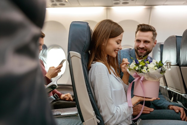 Heureux couple amoureux voyageant ensemble en avion