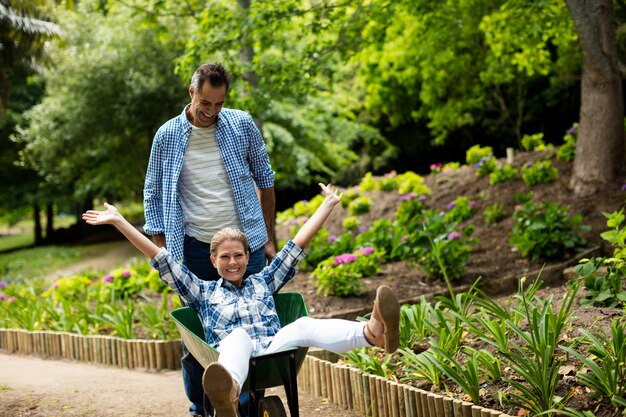 Heureux couple appréciant ensemble