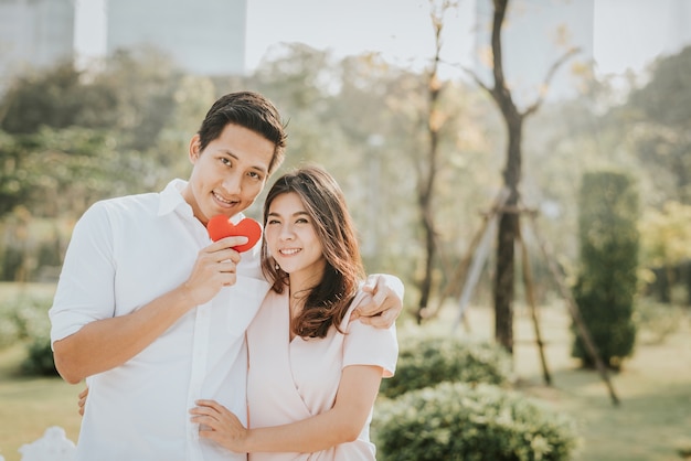 Heureux couple asiatique en amour s&#39;embrassant au parc