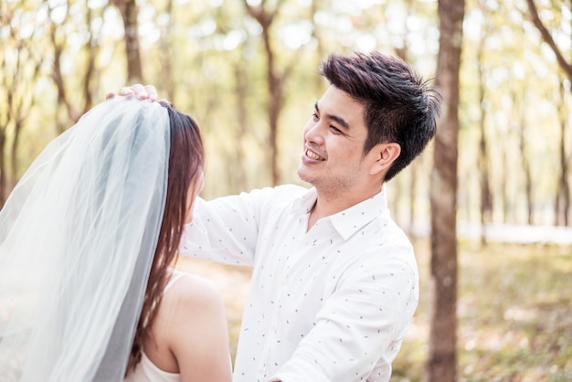 Heureux couple asiatique amoureux d'arc d'arbre