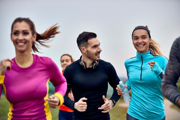 Heureux couple athlétique communiquant pendant la course de cross-country