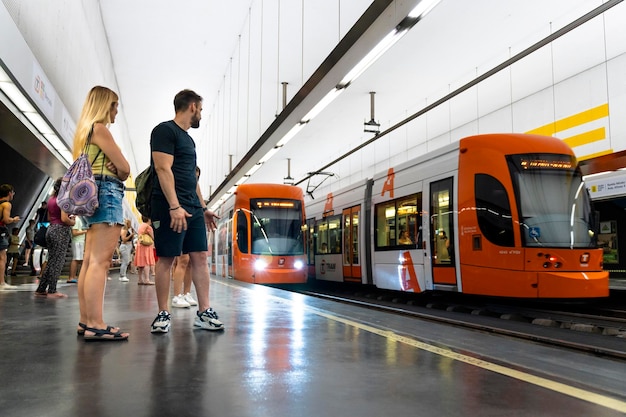 Heureux couple attendant de prendre le métro