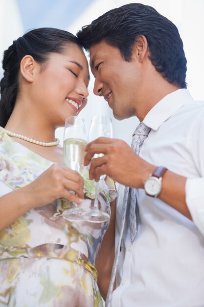 Heureux couple ayant du champagne ensemble