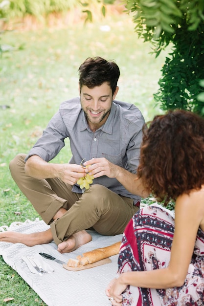 Heureux couple ayant un pique-nique dans un parc