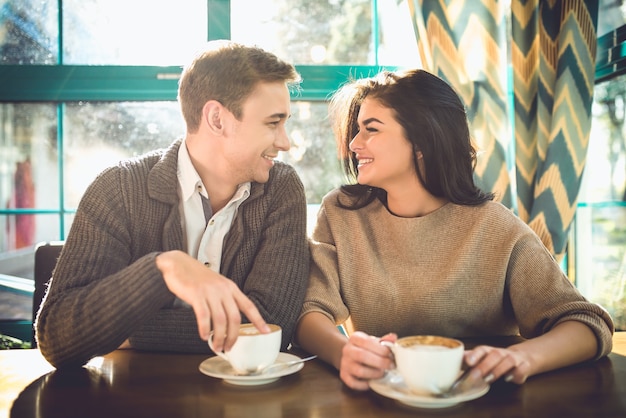 L'heureux couple boit un café au restaurant