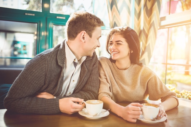 L'heureux couple boit un café au restaurant