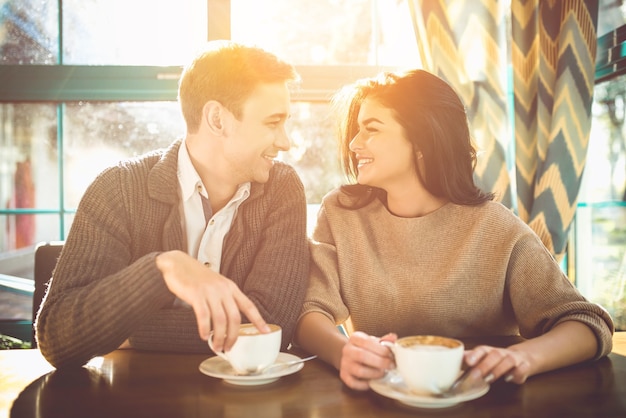 L'heureux couple boit un café au restaurant