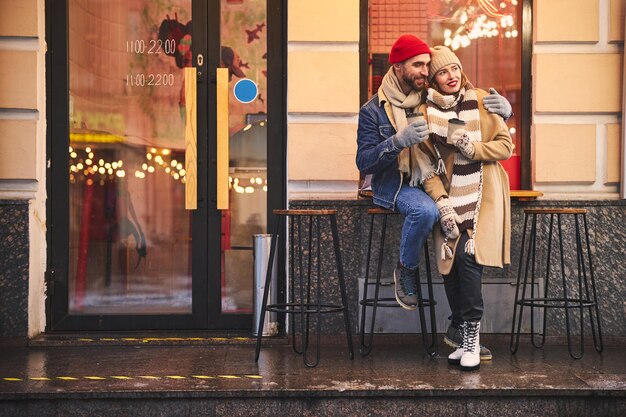 Heureux couple buvant du café tout en datant à l'extérieur