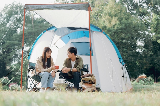 Heureux couple camping vie au parc. Voyage et activités de plein air.