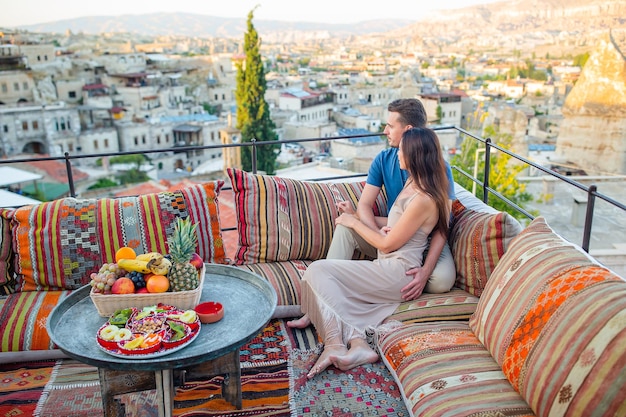 Heureux couple en Cappadoce. Le couple parcourt le monde. Vols en montgolfière.