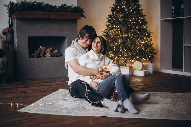 Heureux couple caucasien rire ensemble dans un espace confortable