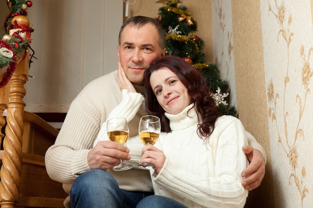 Heureux couple célébrant Noël