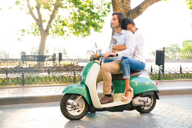 Heureux couple à cheval sur un scooter