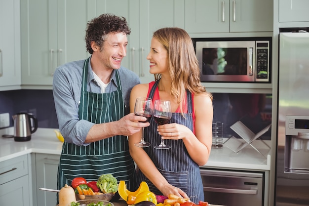 Heureux couple cliquetant avec verre à vin