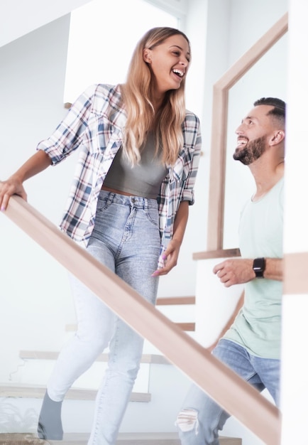 Heureux couple dans les escaliers de leur nouvel appartement