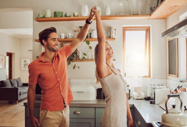 Heureux couple dansant et aimant se liant et s'amusant tout en passant du temps ensemble à la maison Amusant énergique et couple actif partageant un moment de danse et romantique tout en profitant de leur anniversaire