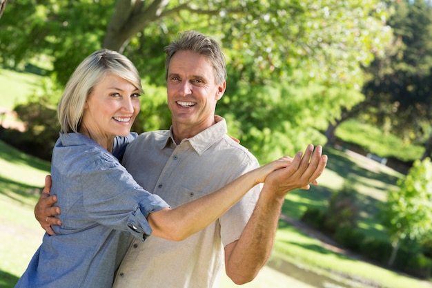 Heureux couple dansant