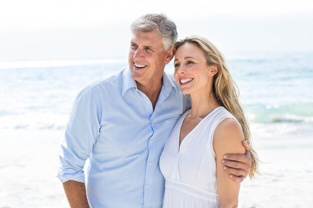 Heureux couple debout au bord de la mer