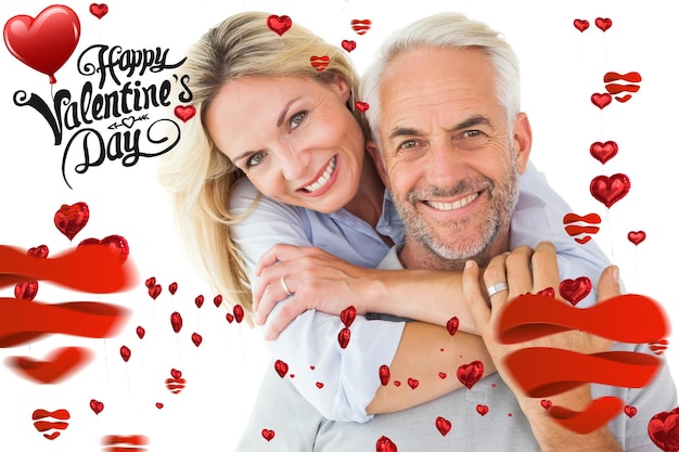 Heureux Couple Debout Et étreignant Contre Le Joli Message De La Saint-valentin