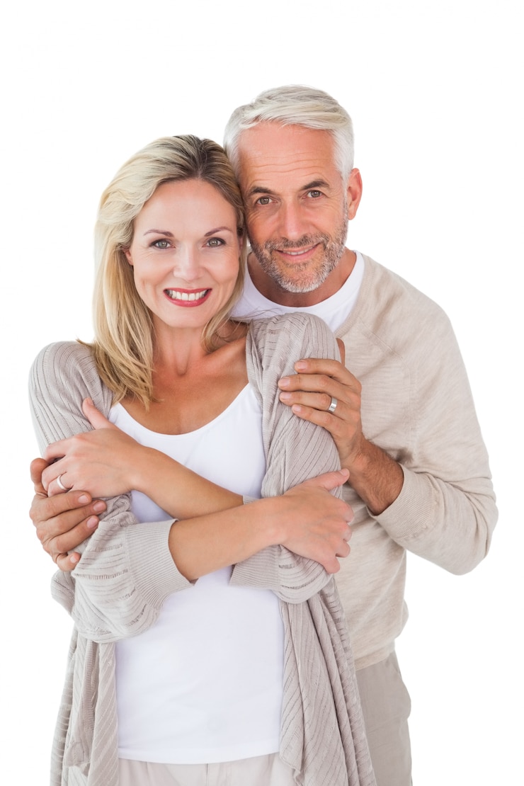 Photo heureux couple debout et étreindre