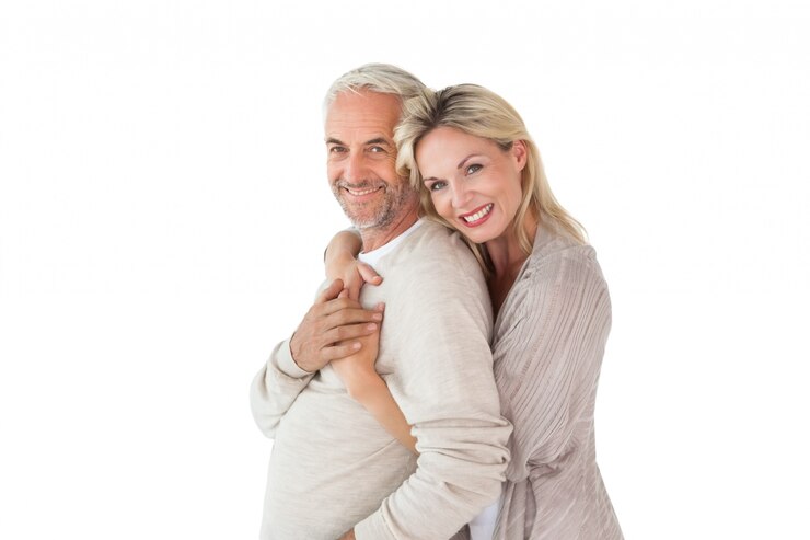 Photo heureux couple debout et étreindre