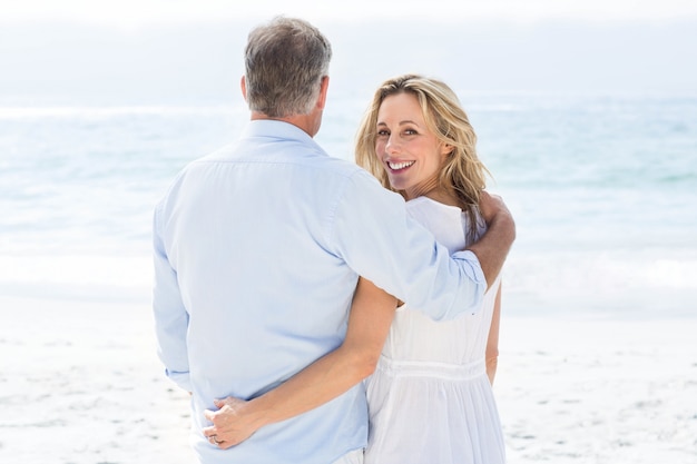 Heureux couple debout près des bras de la mer autour