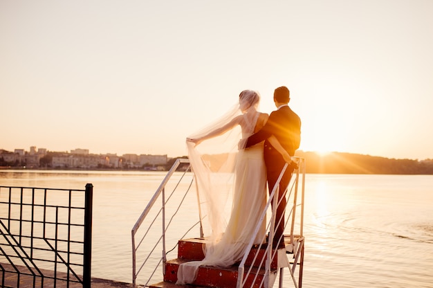 Heureux couple debout sur le quai