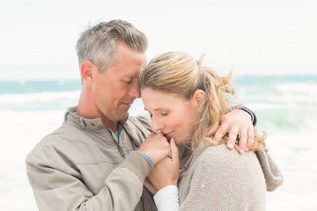 Heureux couple debout se tenant les uns les autres