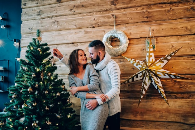 Heureux couple décorant le sapin de Noël
