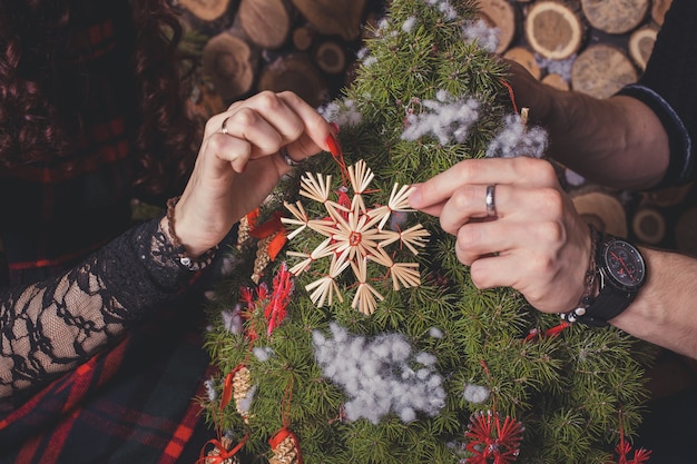 Heureux, couple, décoration, arbre noël