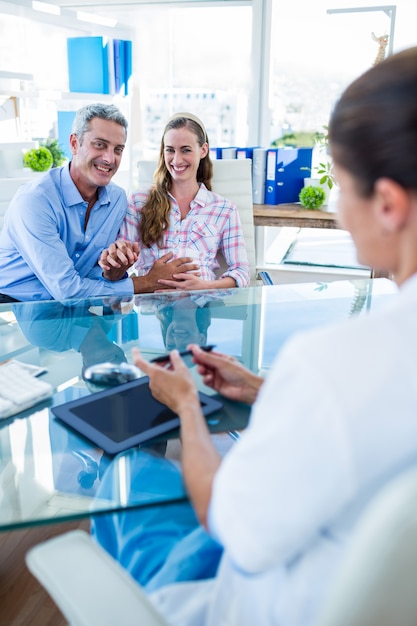 Heureux couple discutant avec le médecin