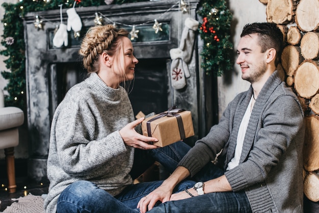 Heureux couple donnant des cadeaux de Noël. Concept de Noël et du nouvel an