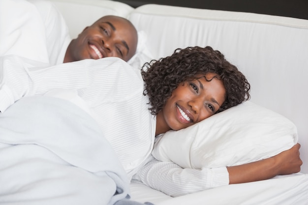 Heureux couple dort ensemble dans son lit